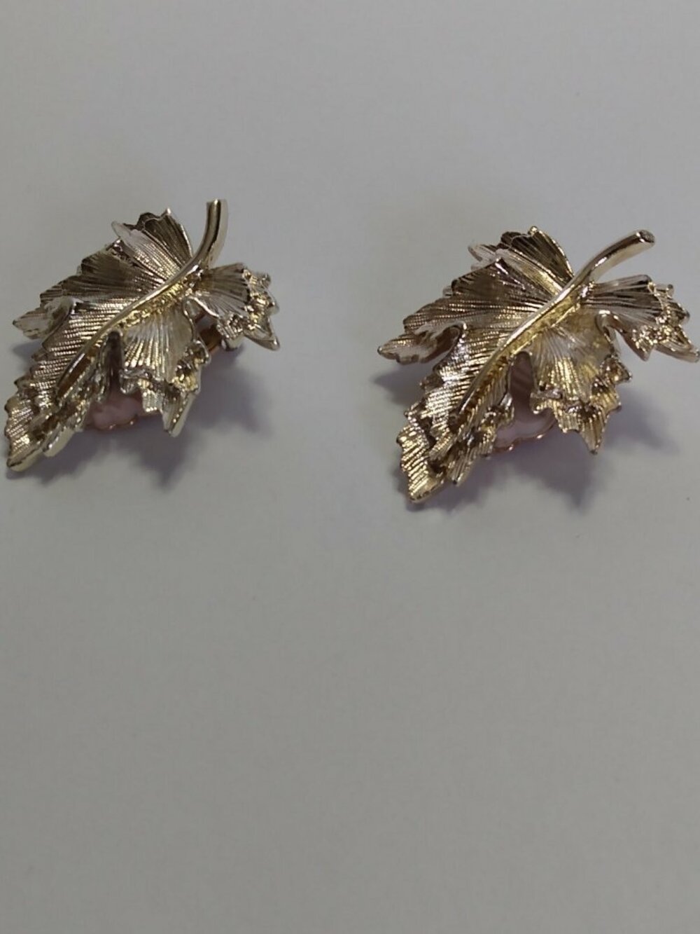 Vintage Sarah Coventry - Silver Tone Maple Lead Clip-on earrings 1 1/4" x 1 1/4"
